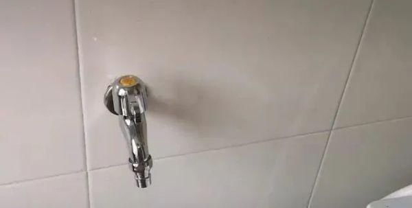 维修师傅|水龙头断在墙壁里怎么办不用花钱请维修师傅,教你妙招自己搞定