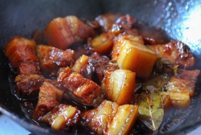 做红烧肉,最忌焯水直接炖,掌握这几个小技巧,肥而不腻入口即化