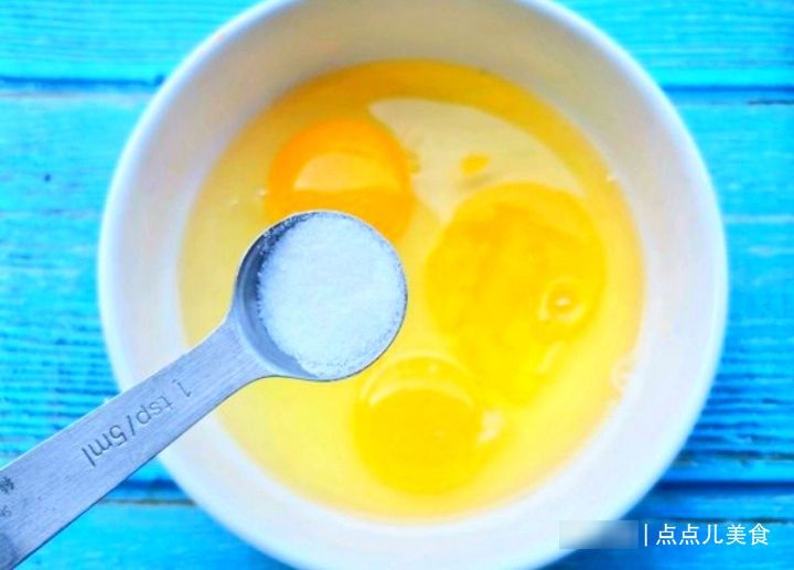 苦瓜炒鸡蛋的小技巧，只需一步让苦瓜不苦翠绿不变，口感超棒