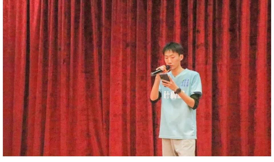 歌聲唱響深秋的夜空