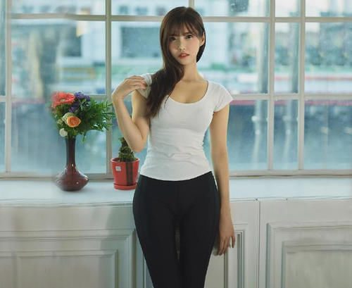 范超|美女穿搭：小姐姐爱穿匀称有型的紧身裤，更显女性身材高挑！
