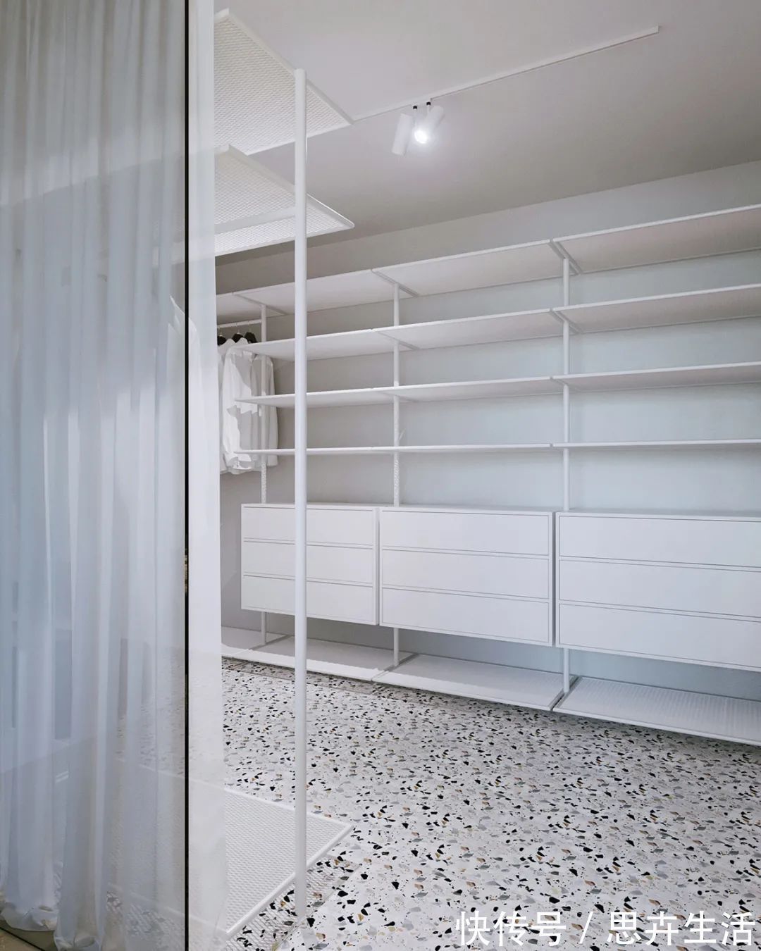 墙面|140㎡现代极简，大胆撞色设计，简约清新布置，年轻人的高级感