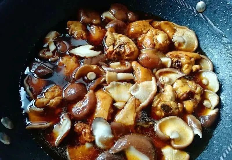 腐竹泡|腐竹、香菇和鸡翅这样搭配，营养全面孩子爱吃！赶紧学起来吧~