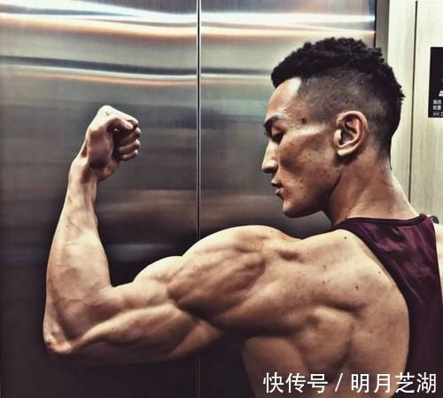 腹肌|家里贴满施瓦辛格海报,180cm小伙蜕变肌肉型男,8块腹肌太撩人