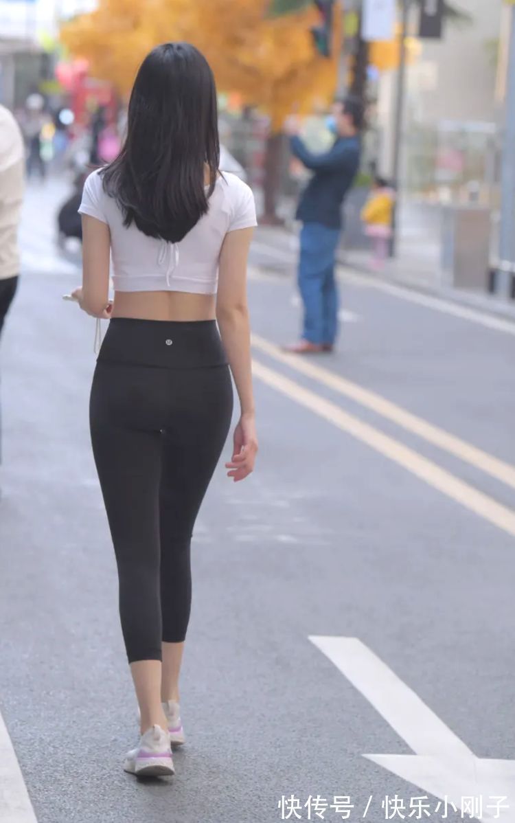 健身裤 小姐姐身穿健身裤的运动穿搭,穿出姑娘的青春活力
