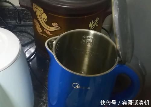 赶紧在水壶里撒一勺盐，没想到作用这么大，看完回家试一试