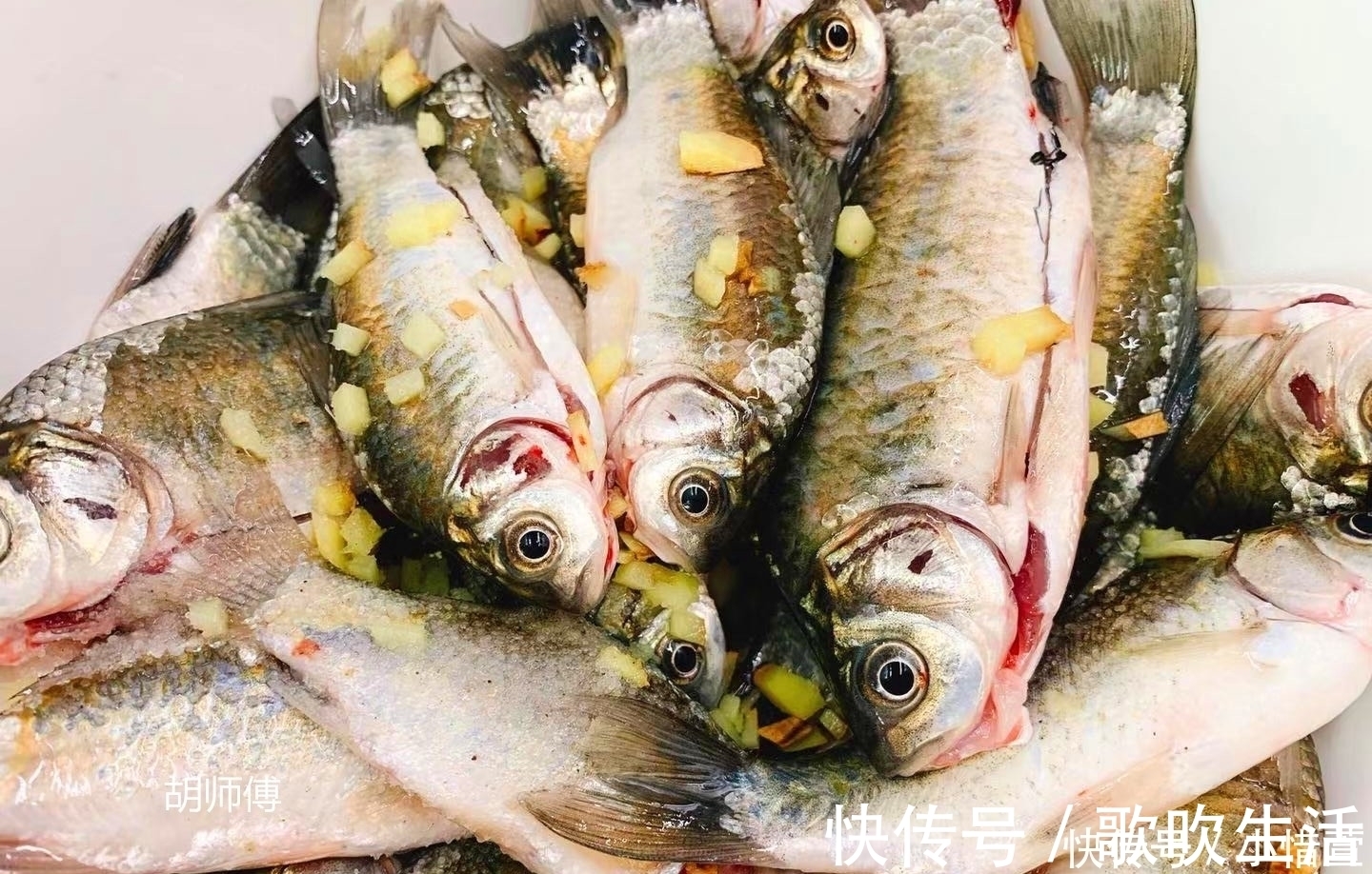 面粉|炸鲫鱼时,用面粉还是淀粉?大厨教您一招,鲫鱼外酥里嫩,真香