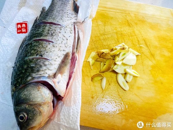 鲫鱼红烧也好吃，肉质细腻，营养又美味