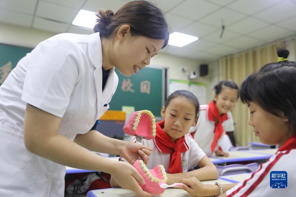 贾村小学联合临城县人民医院|爱护牙齿 关注健康