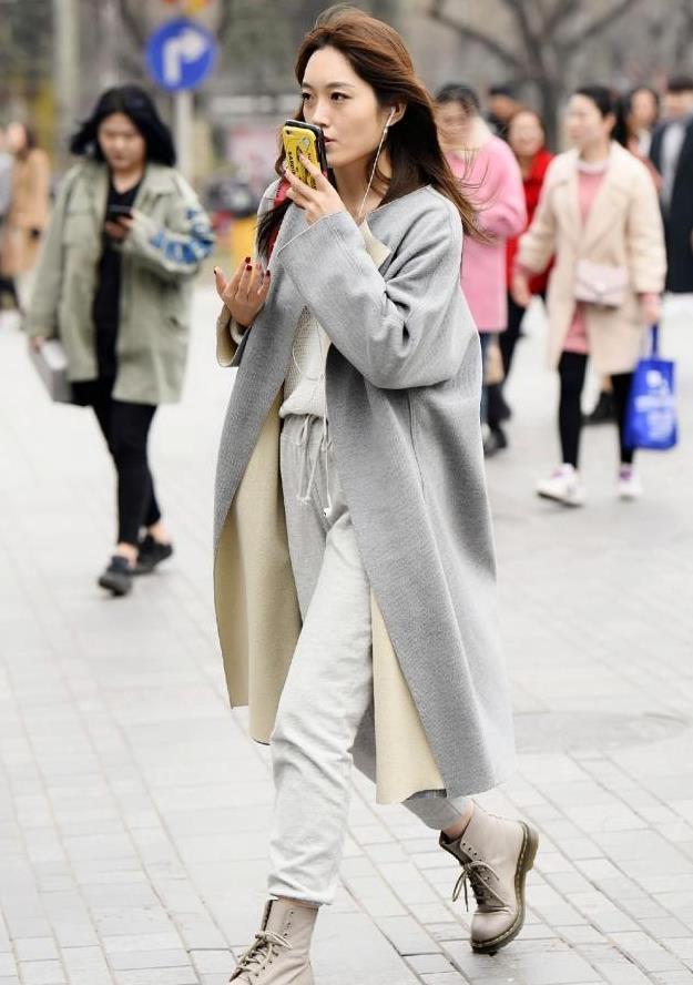 街拍:小姐姐身穿浅色系休闲衣装,展现出清爽素雅的美感