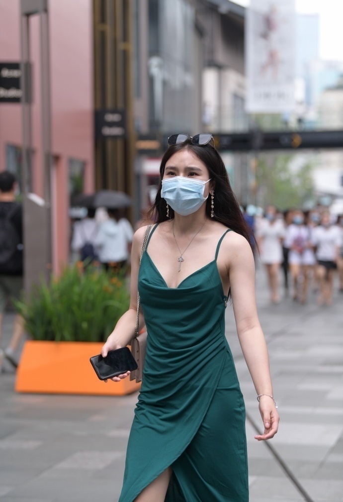 高跟鞋 时髦女生的开叉裙,搭配简单,既有身材又有气质!