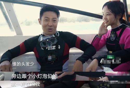 天团们|央视天团们沙滩嗨玩！撒贝宁用头接球痛苦跪地，王冰冰高抬腿开球