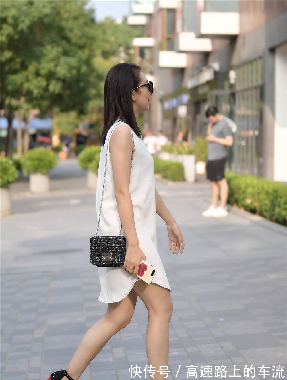 美女 这双一字带细跟鞋有点特别,黑红色拼接,搭配白色无袖连衣裙!