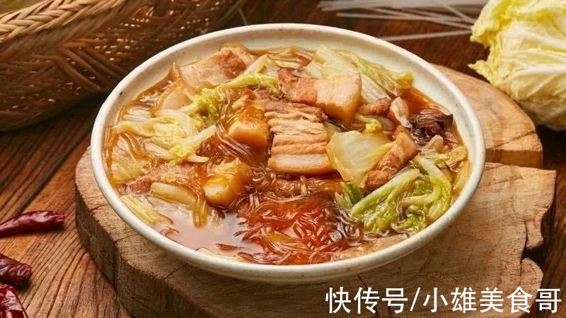 白菜炖粉条很好吃，诀窍全在这，做出来鲜香入味，一大锅不够吃