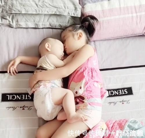 妈妈|以为姐姐和弟弟睡着了,妈妈掀开被子看到这画面,瞬间心都暖化了