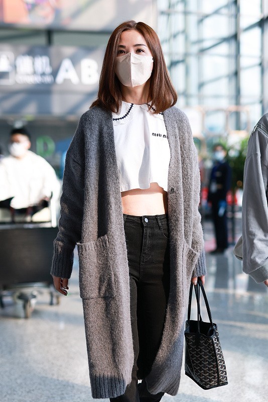 小衫|阿Sa为了秀马甲线挺拼的, 走路的时候也不能放松, 突出了服装的美