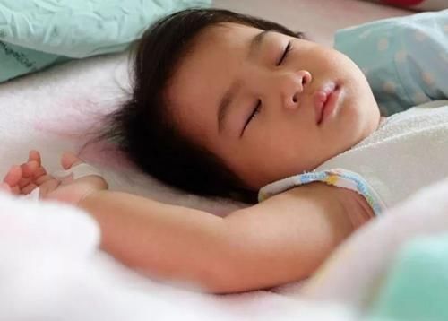 |沙雕动画!搞笑:为了证明放屁会着火,我把老爸的屁股烧着了