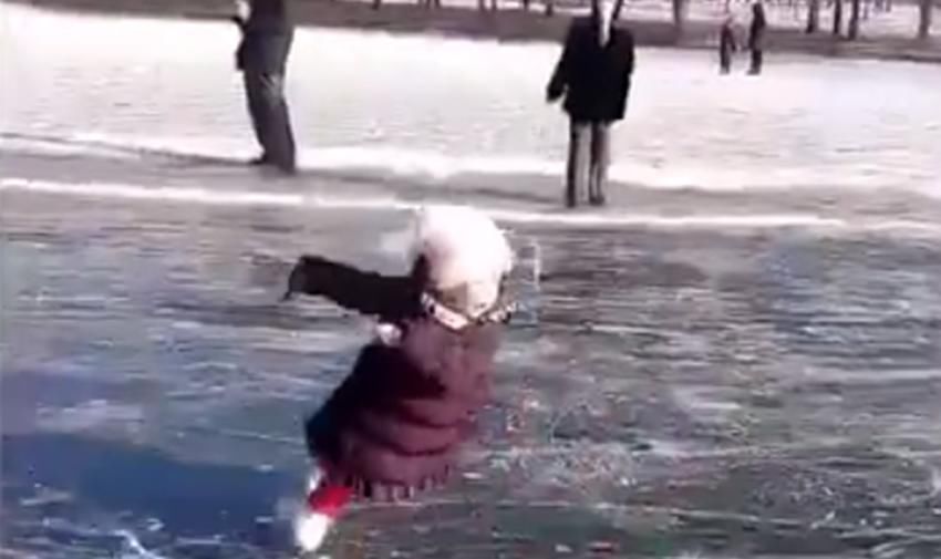 小女孩花样“滑旱冰”火了，网友：厉害了，这套操作确实很专业！