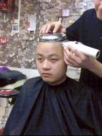 |搞笑GIF:三个可爱姑娘,这烟吹的好给满分!