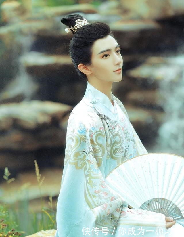 可可#鹤川颜值真高,穿汉服好有“温柔王爷范”,小说里的男主有脸了!