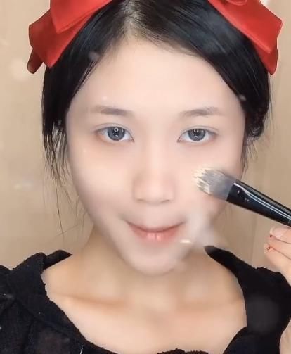 美妆博主仿妆“冰雪公主艾莎”，本以为瞎折腾，结尾