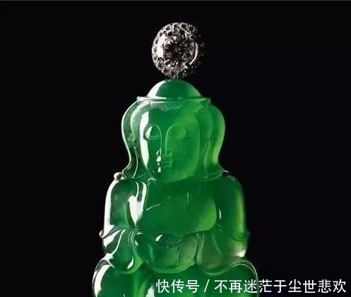 翡翠吊坠不仅增添亮点,更能突出您的品味