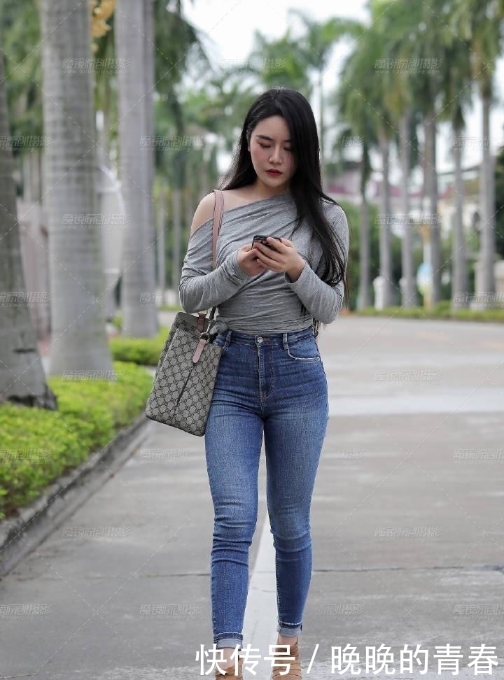 牛仔裤|街拍:小姐姐穿灰色紧身衣搭配牛仔裤,网友:半露香肩更迷人