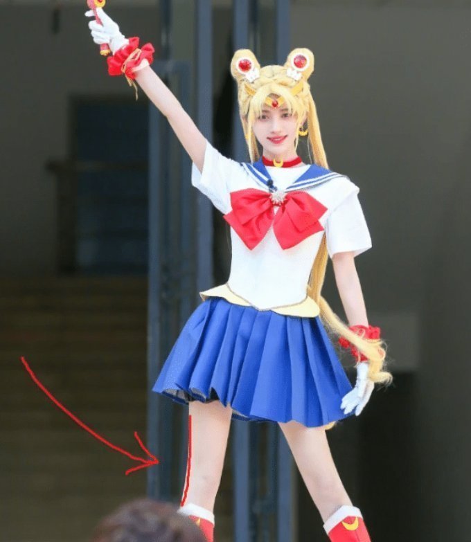 大长腿|同样是cos水冰月,当关晓彤撞上鞠婧祎,一个卖家秀一个买家秀