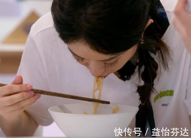 赵丽颖李浩菲吃面条，看清两人的吃相，女明星和艺人差距一目了然