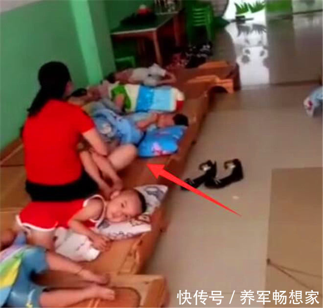 孩子|妈妈给孩子送药,随手拍下幼儿园午睡情况,网友们不淡定了