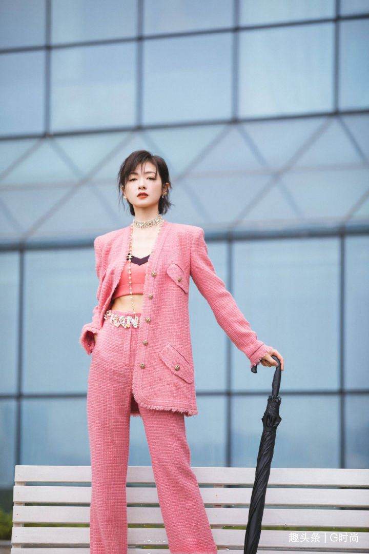 穿搭 明星们争相示范早秋穿搭，轻松舒适不失时髦感，还很容易学
