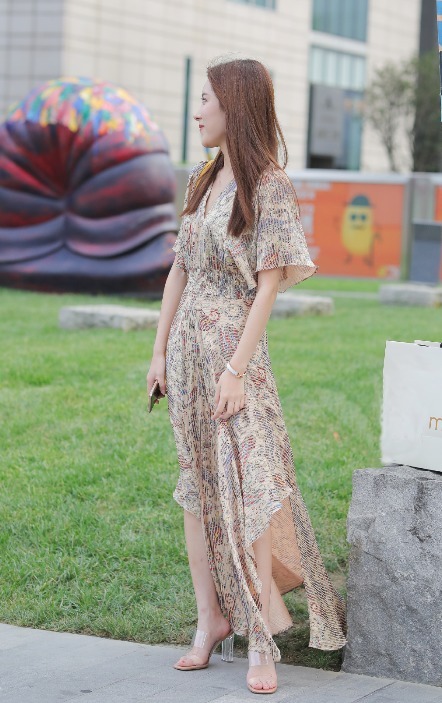 年轻女性的轻熟风穿搭,一件复古花纹连衣裙,稳重又俏皮