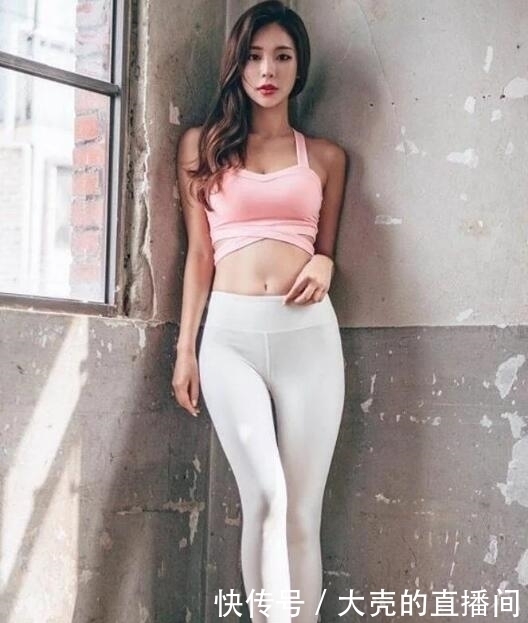 穿搭 百看不厌的打底裤,小姐姐勾勒出完美曲线,非常的吸睛