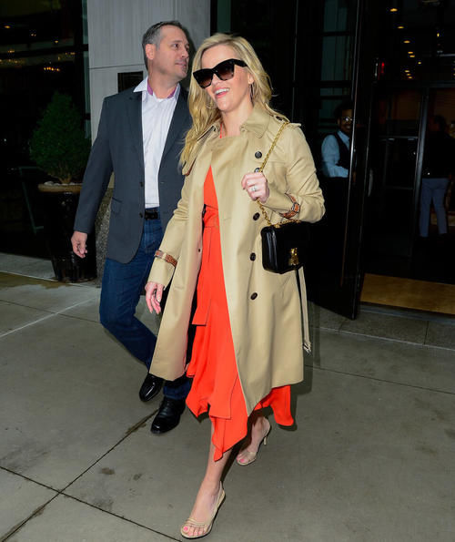 红色配什么颜色好看？配黑色白色或蓝色都不错，洋气明媚又时尚