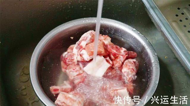 不管在冰箱冻了多久的肉，只要滴上几滴它，五分钟快速解冻去腥