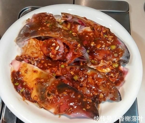 鱼头|鱼头二吃：嫩滑香甜的酱蒸大鱼头；味道鲜美的豆腐滚鱼汤；来试试