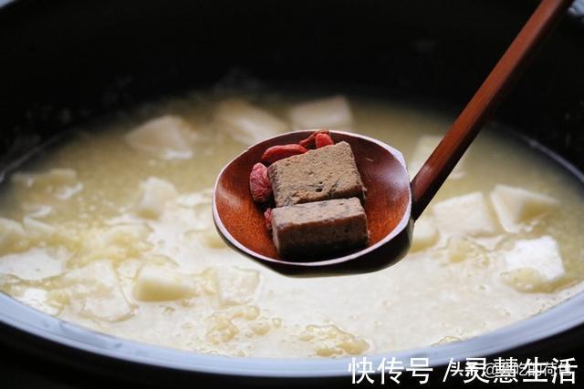 夏季|夏天，在小米粥里加上苹果，我家隔2天就煮，很多人不懂有啥用