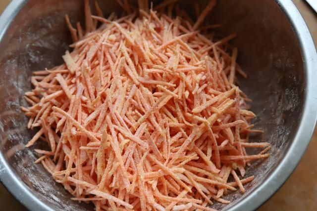 软香|跟妈妈学了个胡萝卜的新吃法,软香不上火,头一次做就成功了
