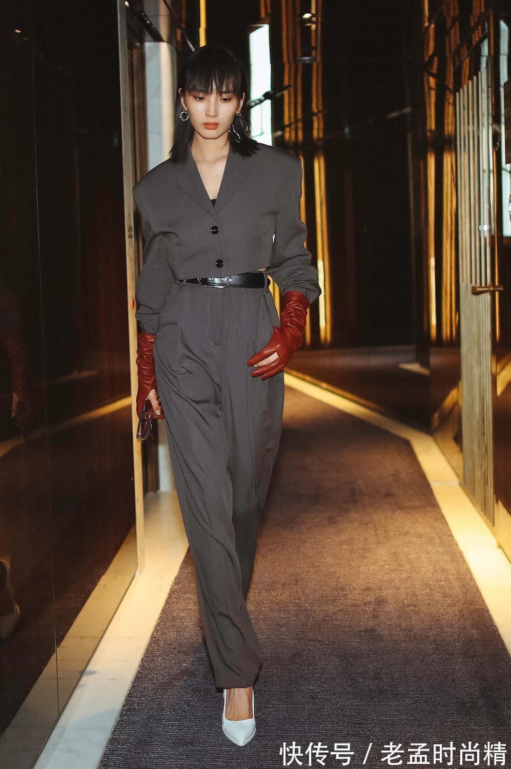 半身 王紫璇黑白基础款也不单调,“纸片身材”像超模