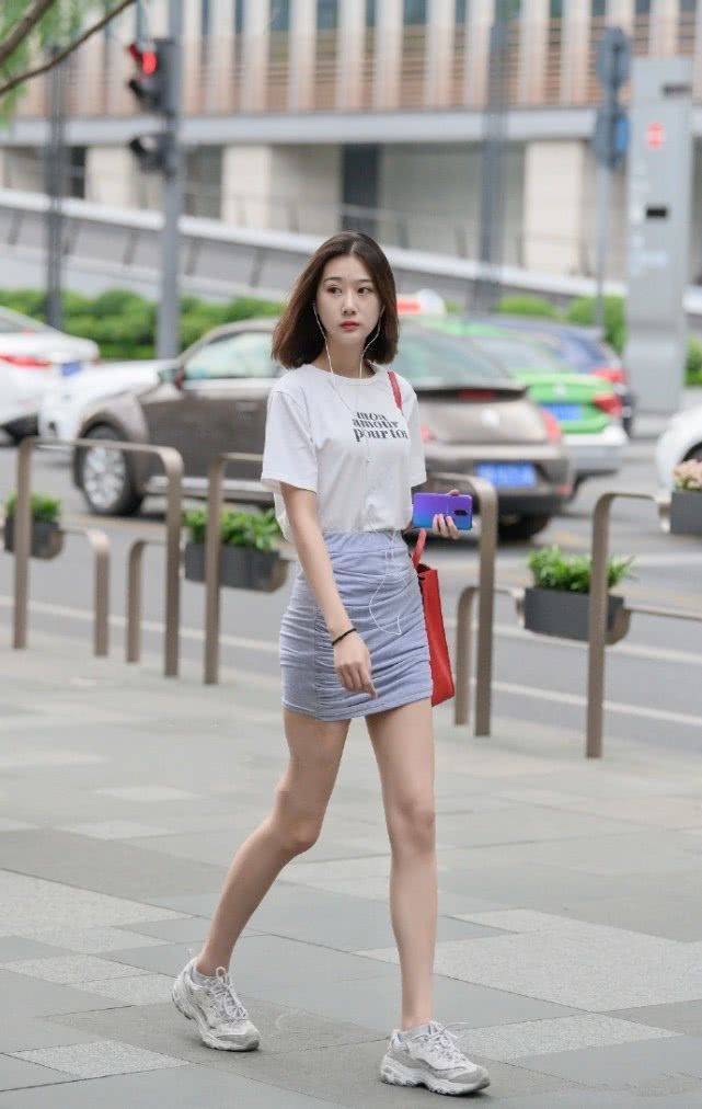 街拍:气质靓丽的时尚美女,黑色的短装搭配打造十足的休闲范