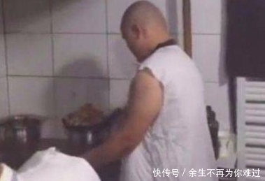 头发|女子菜里发现头发,要求饭店赔偿,到厨房看到厨师后瞬间尴尬了