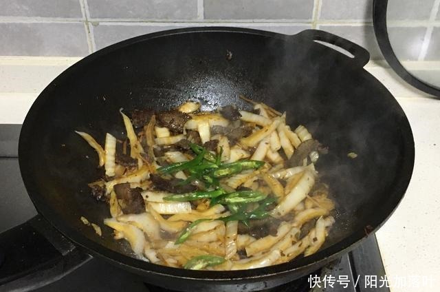  家常|家常小炒白菜帮炒腊牛肉，口感脆爽微甜，牛肉入味软烂浓郁