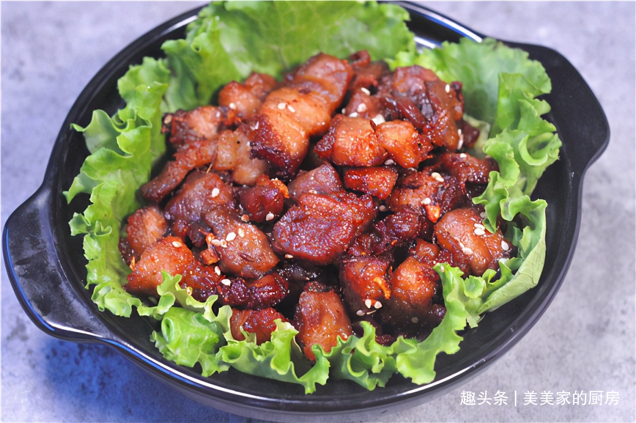 我家五花肉从不红烧，淋一勺酱油，不炒也不炖，一大盘不够吃！