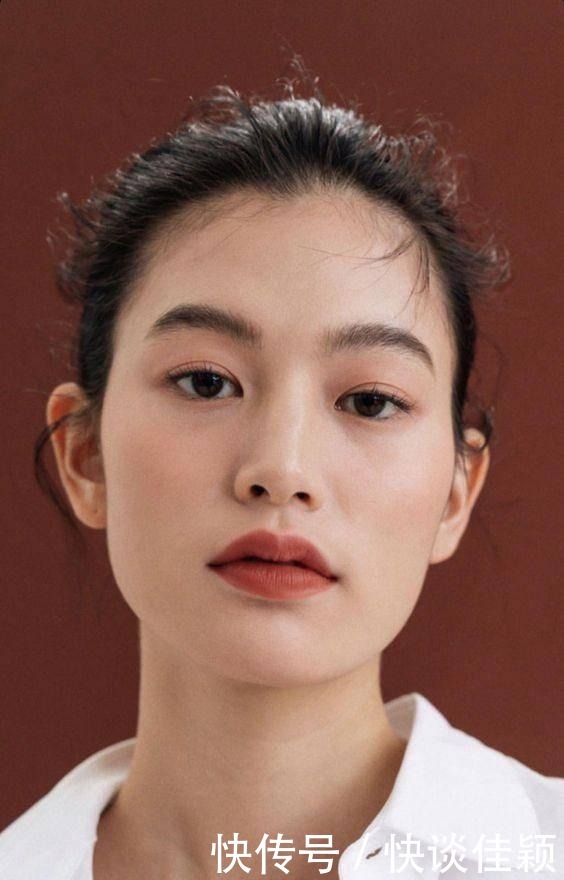 kiss|巧了,今夏流行的无眼影妆也太适合懒人了,又能无辜又能飒