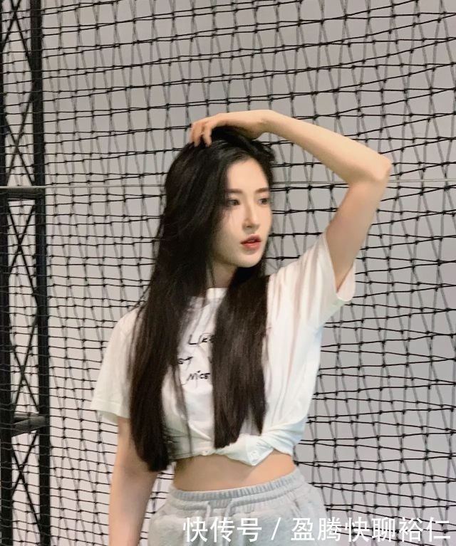 赏析|壁纸赏析12——悠闲运动风高甜美少女
