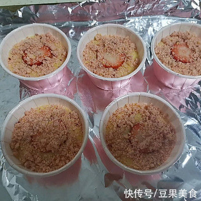 #健康甜蜜烘焙料理#草莓酥粒马芬蛋糕