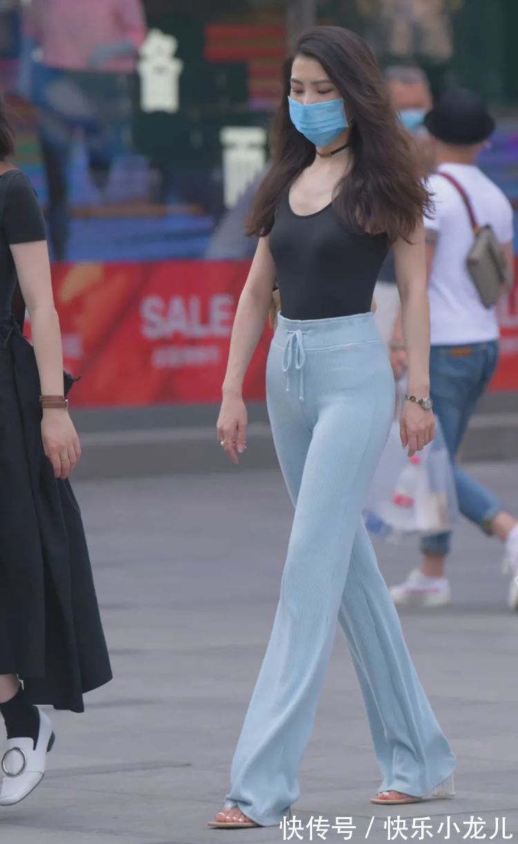 身材 休闲长裤的穿搭,也能让女孩完美身材得到展现