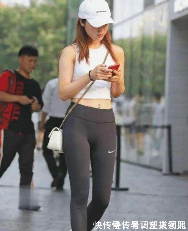 打底裤 黑色打底裤搭配白色上衣,很有穿搭感的穿搭,非常有气质!