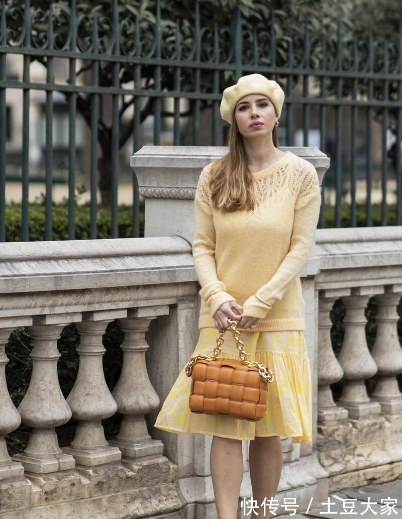 搭配 女人过了35岁打扮嫩点,穿大衣别戴毛线帽,彩色贝雷帽才高级