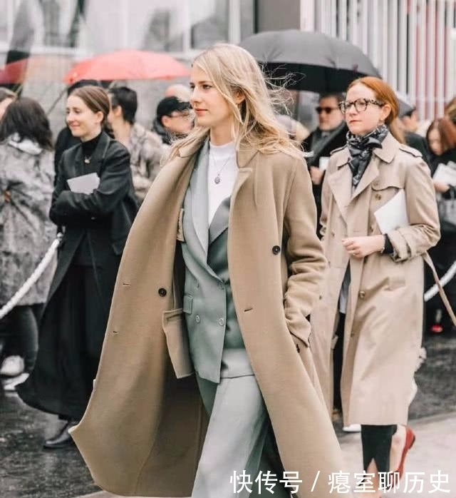 大衣下面搭|真心赶时髦的女人,大衣里面少穿“卫衣”,落伍!看潮人搭配好美